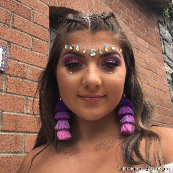 Os cristais e pérolas colantes são muito charmosos e dão mais brilho para a sua maquiagem de carnaval (Foto: Instagram @sophiel_mu)